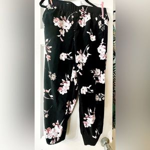 Chic floral joggers (NY&CO)